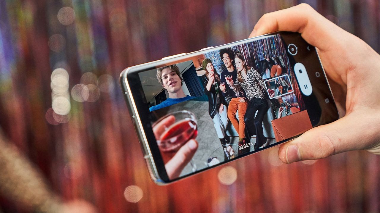 O Galaxy S21 Ultra filma com todas as câmeras simultaneamente. (Foto: Divulgação/Samsung)